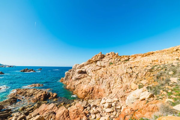 Modrá obloha nad skály Costa Paradiso — Stock fotografie