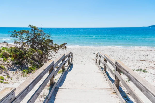 Paseo bordado de madera en la playa de Maria Pia — Foto de Stock