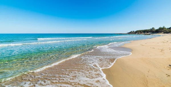 Mar azul en la playa de Orri — Foto de Stock