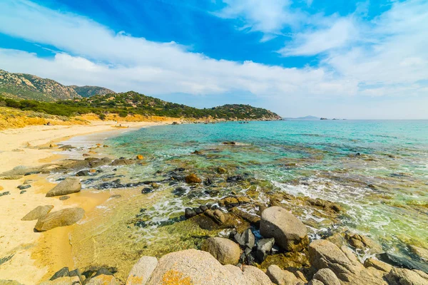 Colorida costa en Porto Sa Ruxi playa en Villasimius — Foto de Stock