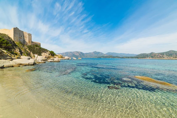 Agua clara en la playa de Fortezza Vecchia — Foto de Stock