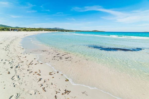 Areia branca e água azul-turquesa na praia de Rena Bianca — Fotografia de Stock