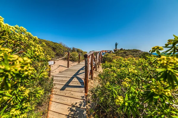 Holzpromenade und Blumen an der Küste von Santa Giusta — Stockfoto