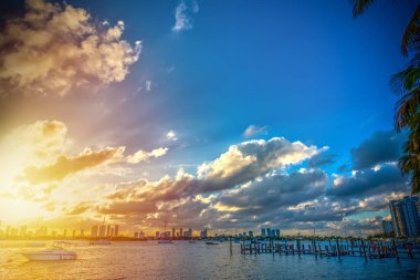 Gün batımında Miami Beach bayfront üzerinde parlayan güneş