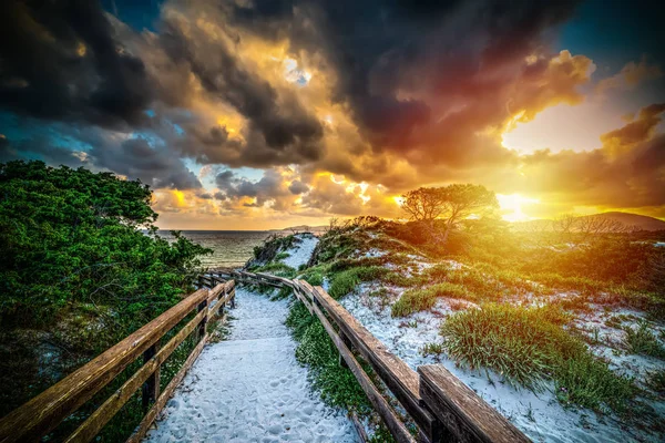 Main courante en bois à Maria Pia plage au coucher du soleil — Photo