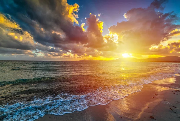 Сценический закат на пляже Maria Pia на Сардинии — стоковое фото