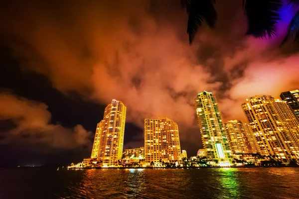 Arranha-céus vistos de Miami Riverwalk à noite — Fotografia de Stock