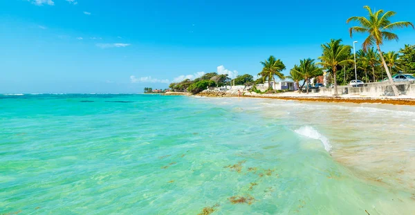 Turquoise water in Raisins Clairs beach — Stock Photo, Image