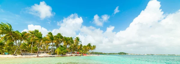 Moln över La Caravelle Beach på Guadeloupe — Stockfoto