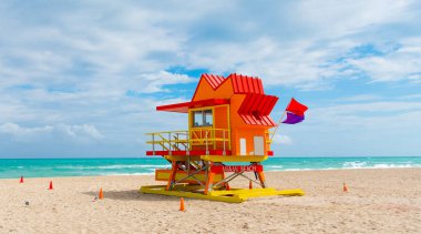 Miami Beach bulutlu bir gökyüzü altında renkli cankurtaran kulesi, 