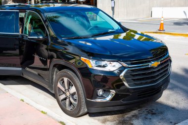 South Beach 'te park edilmiş siyah Chevrolet Traverse. 