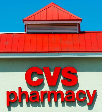 Güneşli bir günde Cvs Eczane tabelasını kapat