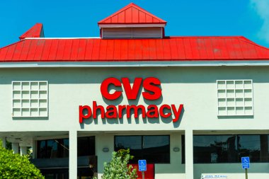 Güneşli bir günde Cvs Eczane tabelası
