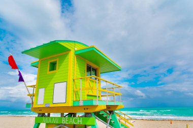 South Beach 'te bulutlu bir gökyüzünün altında renkli cankurtaran kulesi