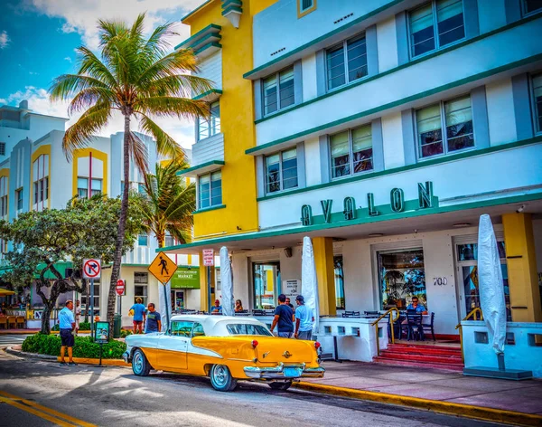 Oldsmobile Rocket 88 geparkeerd in Ocean Drive — Stockfoto