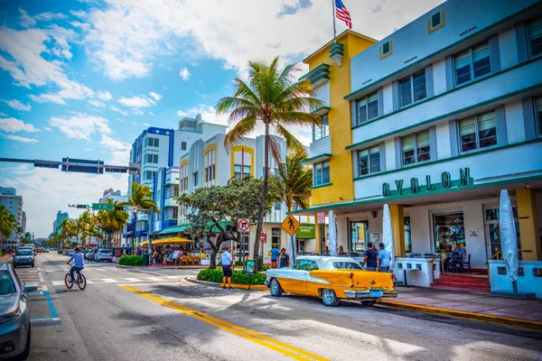 Oldsmobile Rocket 88 geparkeerd op Ocean Drive — Stockfoto