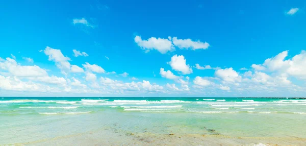 Turkos vatten och blå himmel i South Beach — Stockfoto