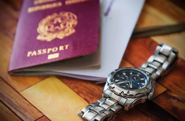 Primer plano de un reloj con pasaporte en segundo plano — Foto de Stock