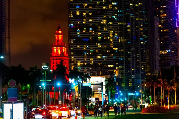 Färgglada fasader i centrala Miami på natten — Stockfoto