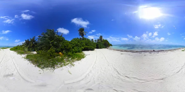 阳光普照的Bois Jolan白沙滩360度 — 图库照片
