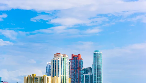 Небоскрёбы под облачным небом в Майами — стоковое фото