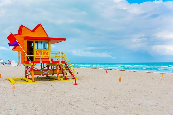 Tour de sauvetage rouge et orange à Miami Beach par une journée nuageuse — Photo