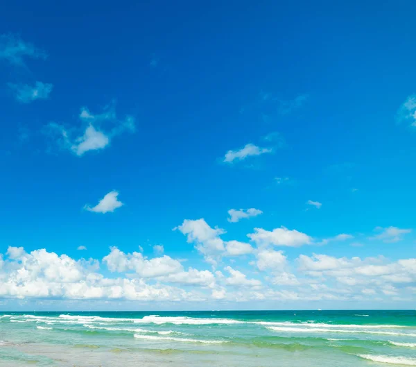阳光明媚的南岸碧绿的大海和蔚蓝的天空 — 图库照片