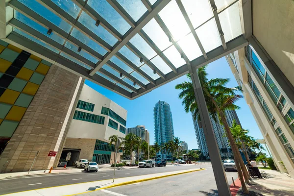 Sol brillando sobre el centro de Miami — Foto de Stock