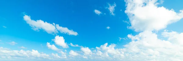 Nuvens suaves e céu azul — Fotografia de Stock