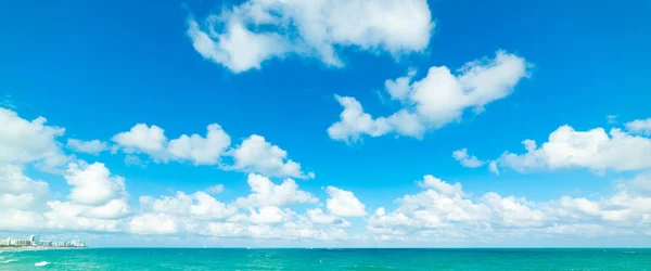 Nubes blancas sobre la orilla de Miami Beach —  Fotos de Stock