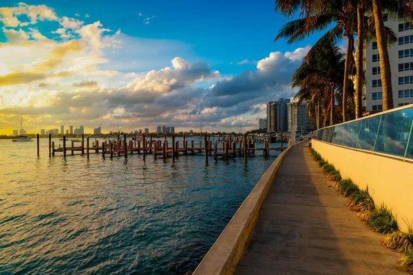 Солнце светит над Майами-Бич на закате — стоковое фото