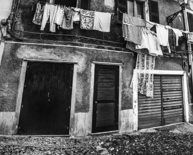 Siyah-beyaz eski bir kasabada çamaşır ipi