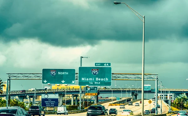 Donkere wolken over de snelweg in Miami — Stockfoto
