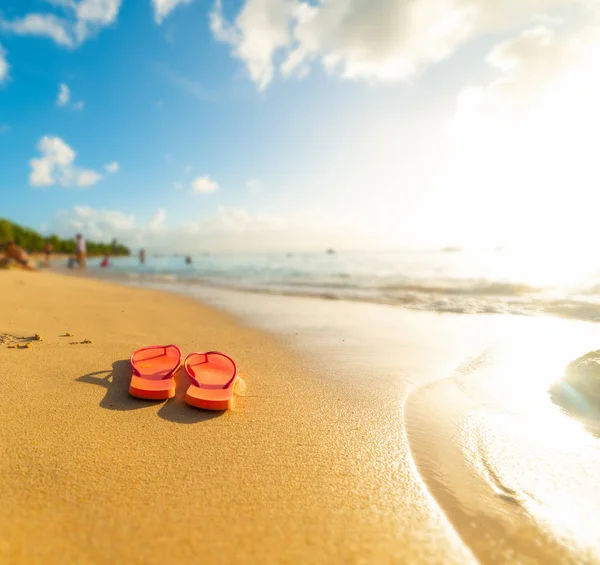 Guadeloupe 'daki Le Souffleur plajında parmak arası terlik. — Stok fotoğraf