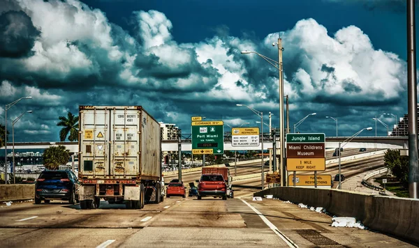 Ciemne chmury na autostradzie w Miami — Zdjęcie stockowe