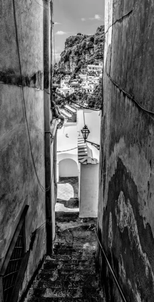 Picturesque alley in world famous Positano in black and white — Stock Photo, Image