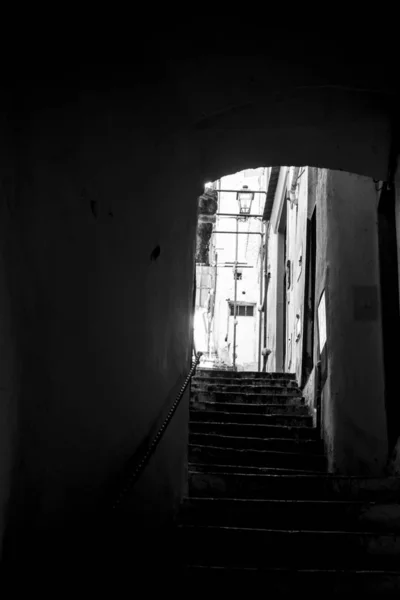 Trap in oude stad Amalfi in zwart-wit — Stockfoto