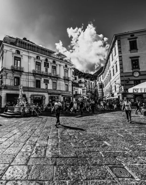 Piazza Duomo di Amalfi famosa in tutto il mondo in bianco e nero — Foto Stock