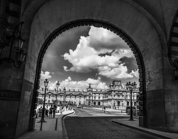 Arches in world famous Louvre museum in black and white effect — Stock Photo, Image