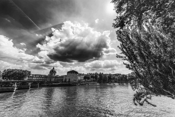 Institut de France δει από τον ποταμό Σηκουάνα στο Παρίσι σε μαύρο και w — Φωτογραφία Αρχείου