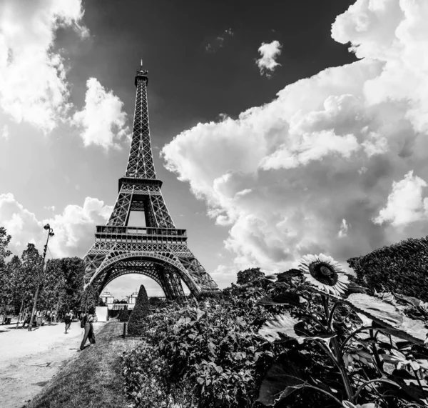 Turistas da mundialmente famosa Torre Eiffel em Paris em preto e branco — Fotografia de Stock