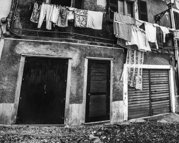 Linha de lavanderia em uma cidade velha em preto e branco — Fotografia de Stock
