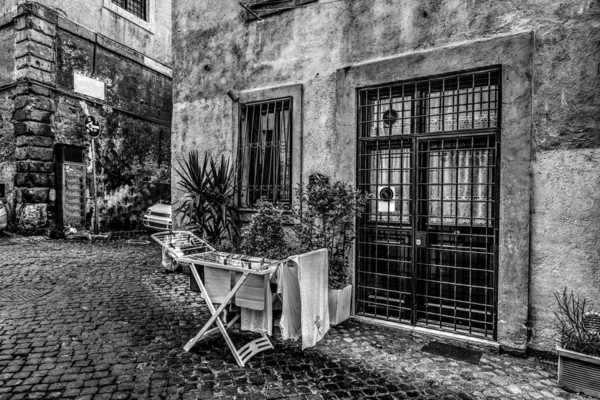 Wäscheständer in einer rustikalen Ecke in Rom in schwarz-weiß — Stockfoto