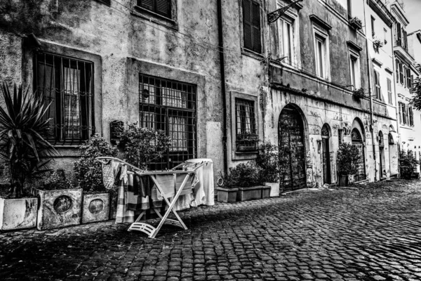 Stojak na ubrania w wąskiej uliczce w Trastevere w czerni i bieli — Zdjęcie stockowe