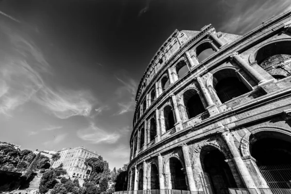 Światowej sławy Koloseum pod chmurnym niebem w czerni i bieli — Zdjęcie stockowe