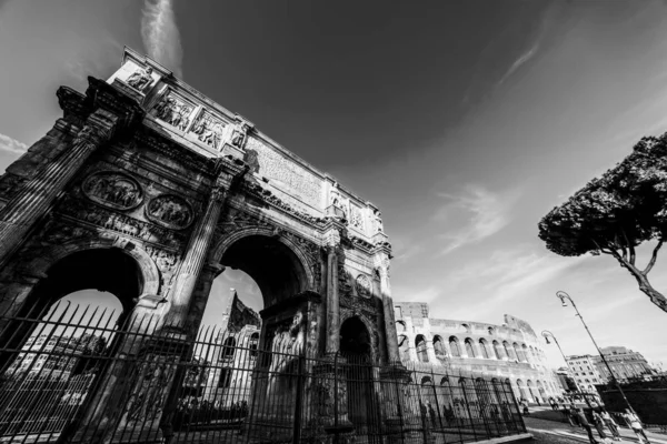 Arco de Constantino com Coliseu sobre o fundo em preto e — Fotografia de Stock