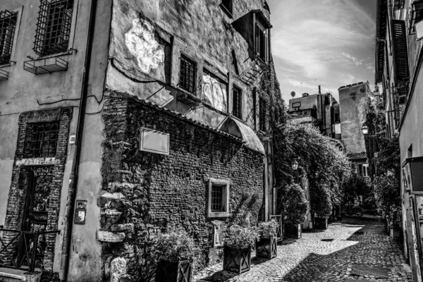 Picturesque alley in Trastevere in black and white — Stock Photo, Image