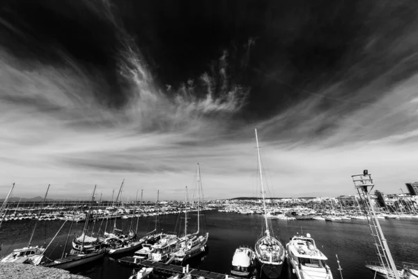 Alghero Limanı Bulutlu bir gökyüzü altında Siyah ve beyaz efektli — Stok fotoğraf
