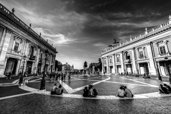 Pessoas na Praça Campidoglio. Efeito preto e branco — Fotografia de Stock