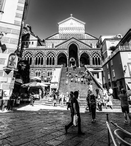 People in Duomo square on a clear day — 스톡 사진